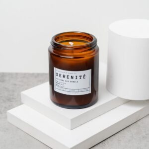Front view of the Sérénité candle with amber‑oud‑musk‑jasmine label in a 150ml jar.
